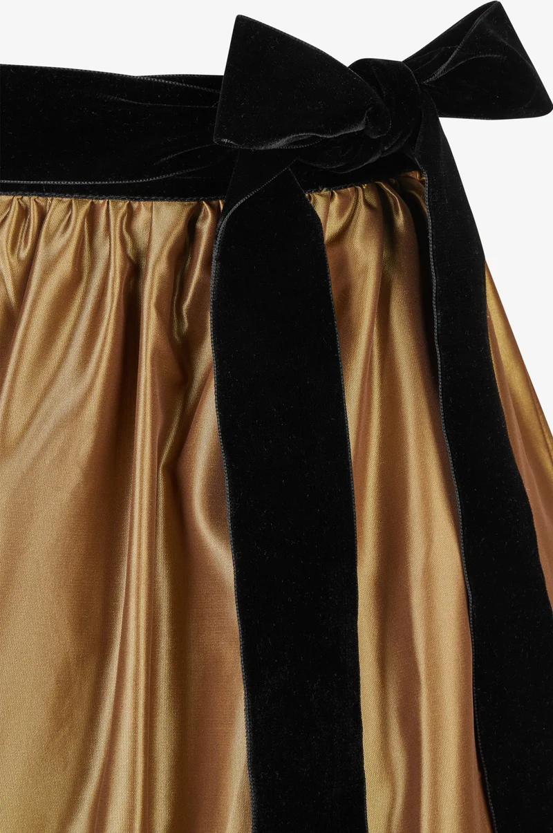 Glanzschürze mit Samtband in Gold