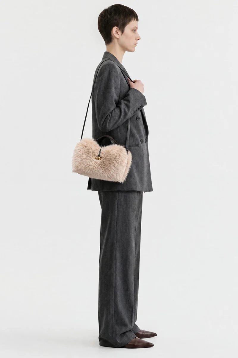Gianni Chiarini Damen Handtasche Infinity aus Kunstpelz Alabaster