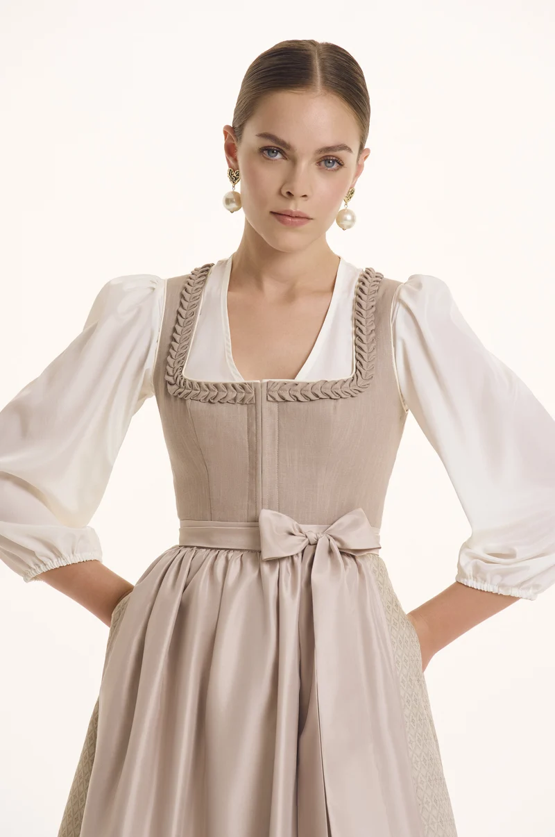 Dirndlbluse Lea mit Dreiviertelarm in weiß
