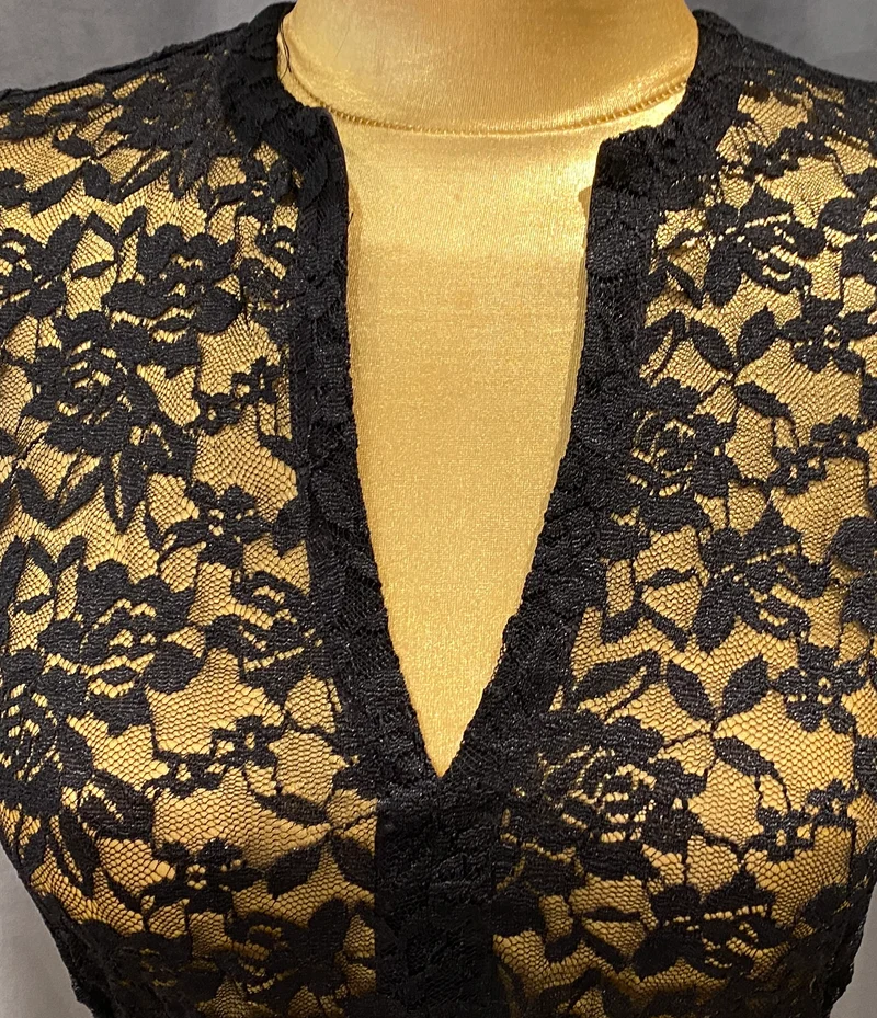 Goldstich Spitzen Dirndlbluse schwarz mit V-Ausschnitt
