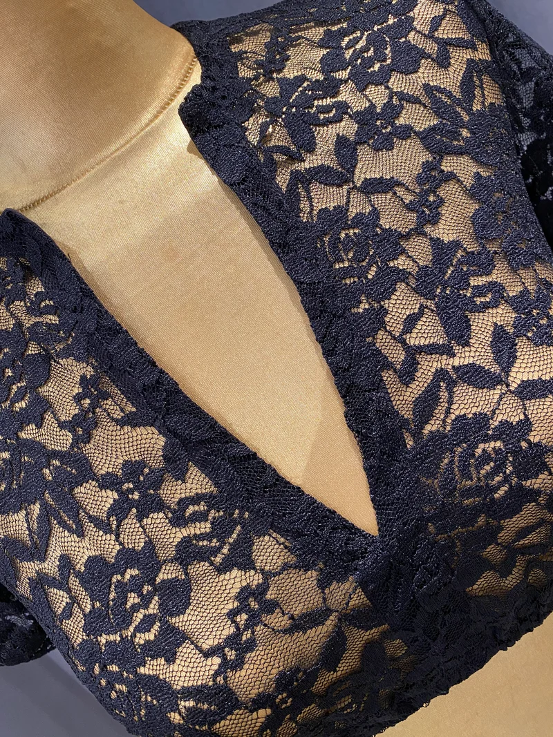 Goldstich Spitzen Dirndlbluse schwarz mit V-Ausschnitt