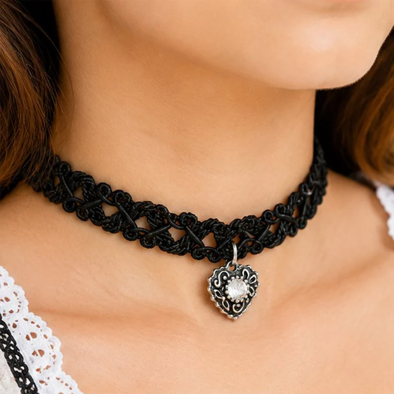 LUISIA® Spitzen Kropfband "Malina" mit Herzanhänger | Schwarz