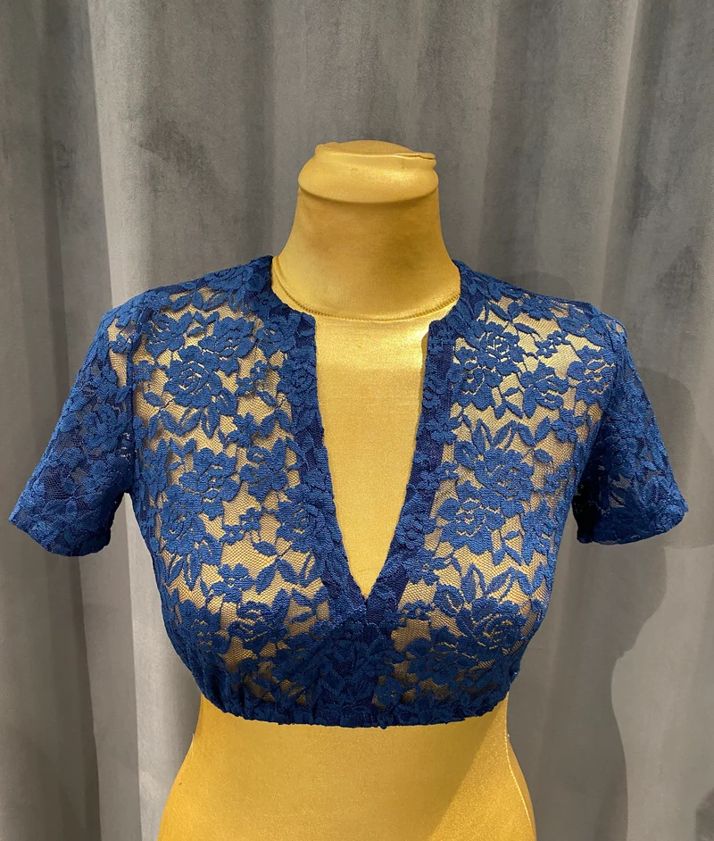Goldstich Spitzen Dirndlbluse blau mit V-Ausschnitt