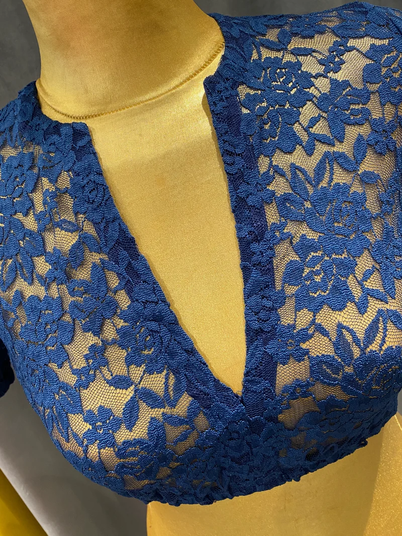 Goldstich Spitzen Dirndlbluse blau mit V-Ausschnitt