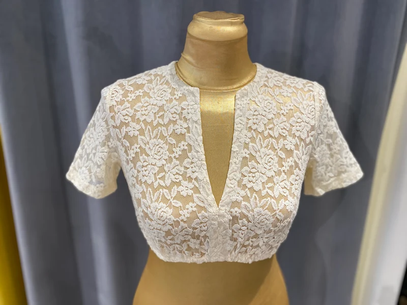 Goldstich Spitzen Dirndlbluse champagner mit V-Ausschnitt