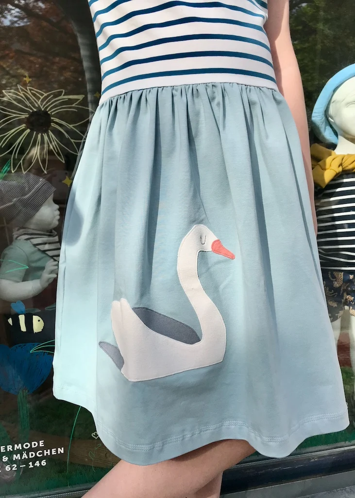Sommerkleid Mädchen aus Bio-Baumwolle mit Schwan