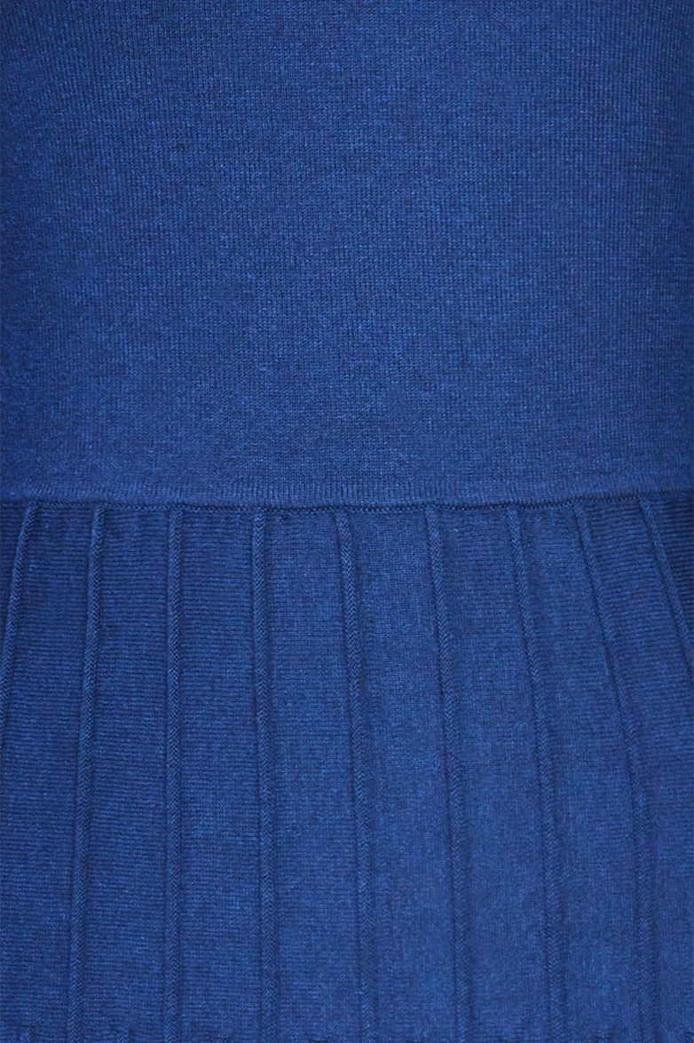 Tailliertes Kleid mit kunstvollen Strickmustern