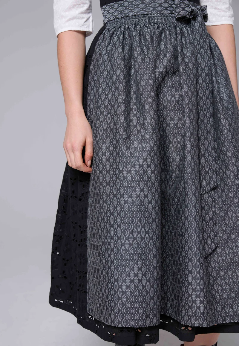 Besticktes Lochstickerei-Dirndl mit Jacquardschürz