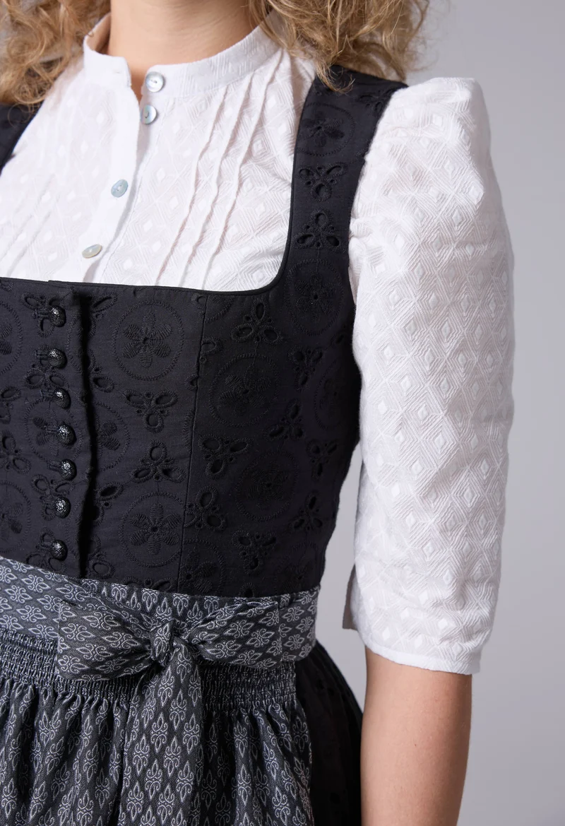 Besticktes Lochstickerei-Dirndl mit Jacquardschürz