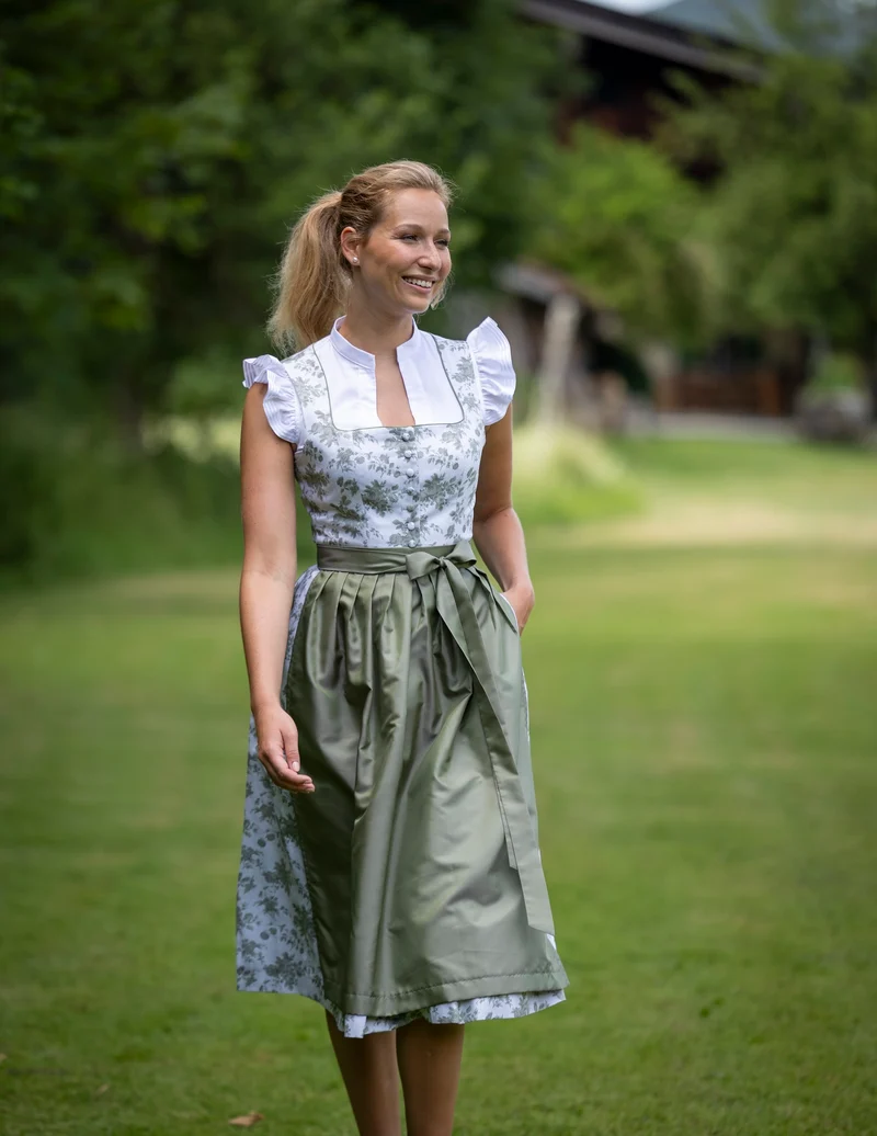 Dirndlbluse mit Stehkragen und Streifenband