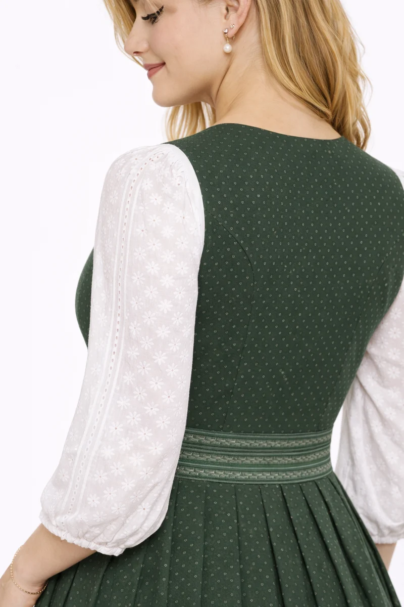 Dirndlbluse mit Streifenstickerei