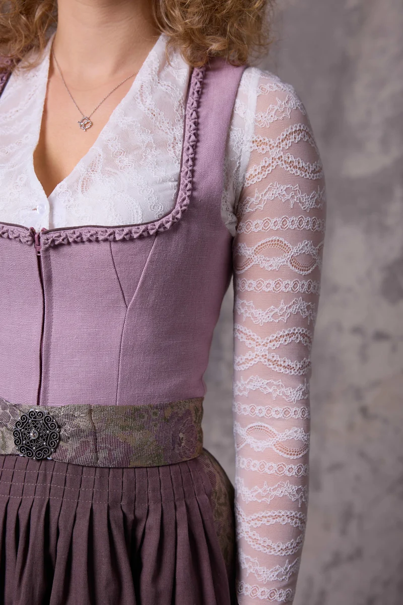 Spitzenbluse mit Schalkragen & Langarm