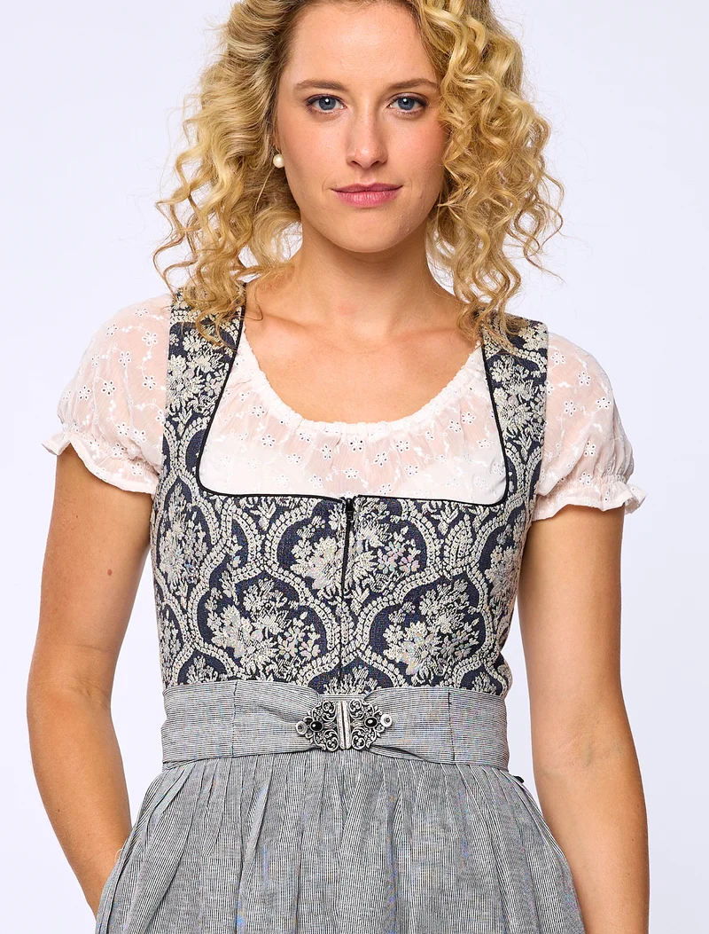 Dirndl mit Jacquardoberteil und Streifenschürze