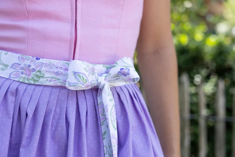 Dirndl mit verspielter Herzrüsche und Tupfenschürz