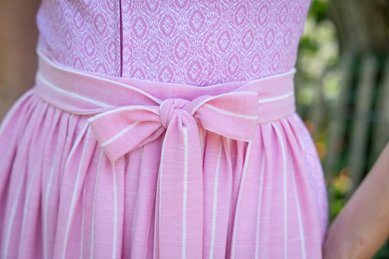 Baumwoll-Dirndl mit Streifen-Schürze & Flügelärmel