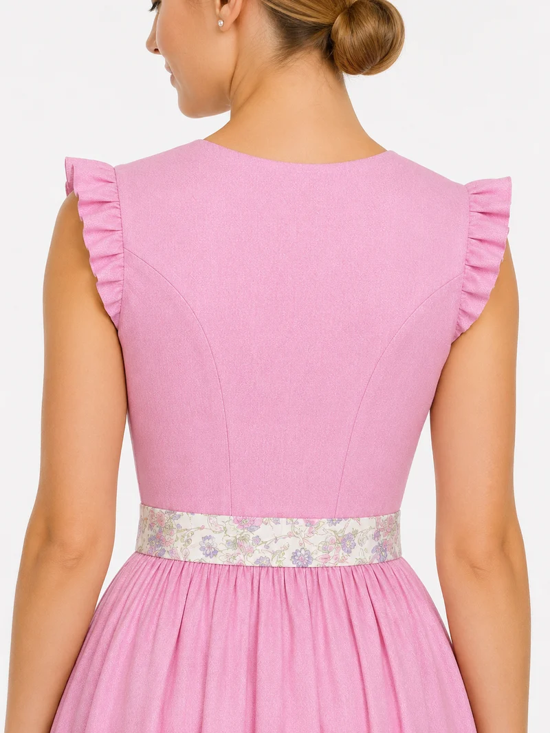 Romantisches Dirndl mit Blümchenschürze und Rüsche