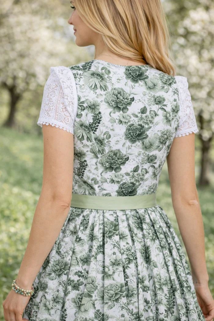 Klassisches Dirndl aus Satin-Rosendruck