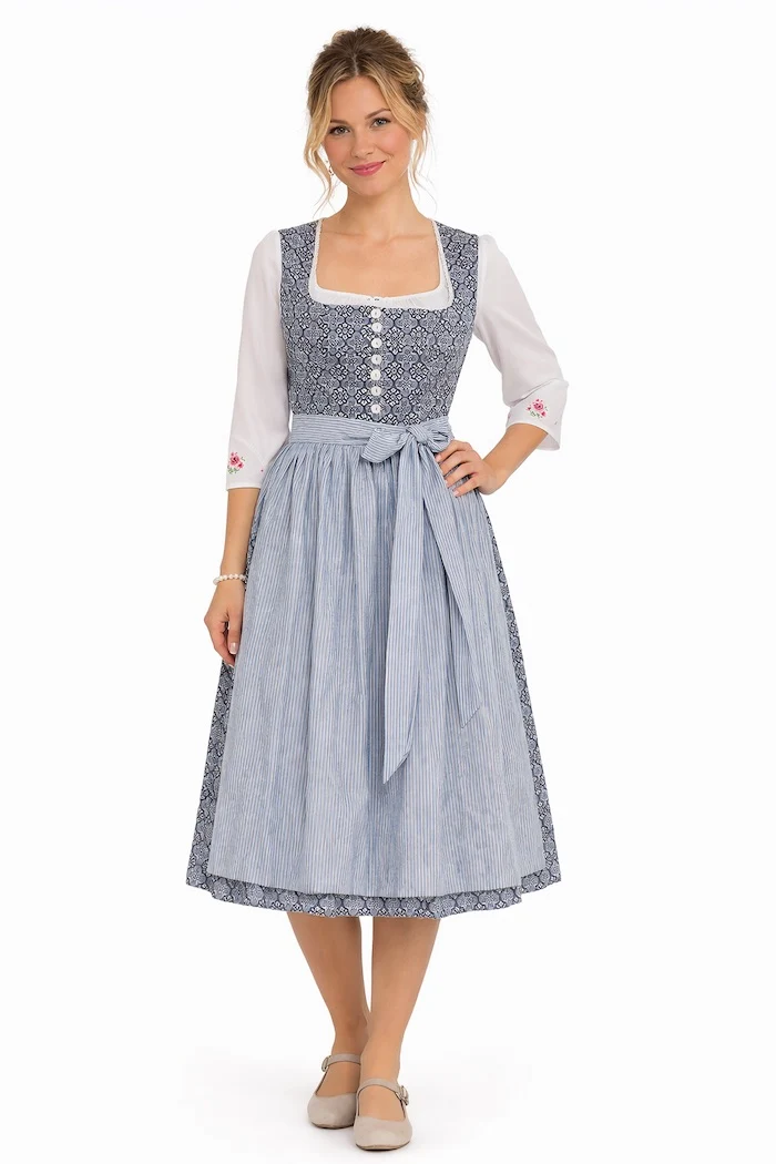 Dirndl mit ornamentalem Muster und Streifenschürze