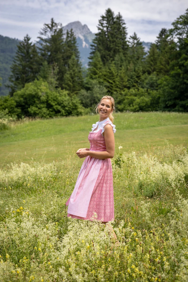 Dirndl mit ornamentalem Muster und Streifenschürze