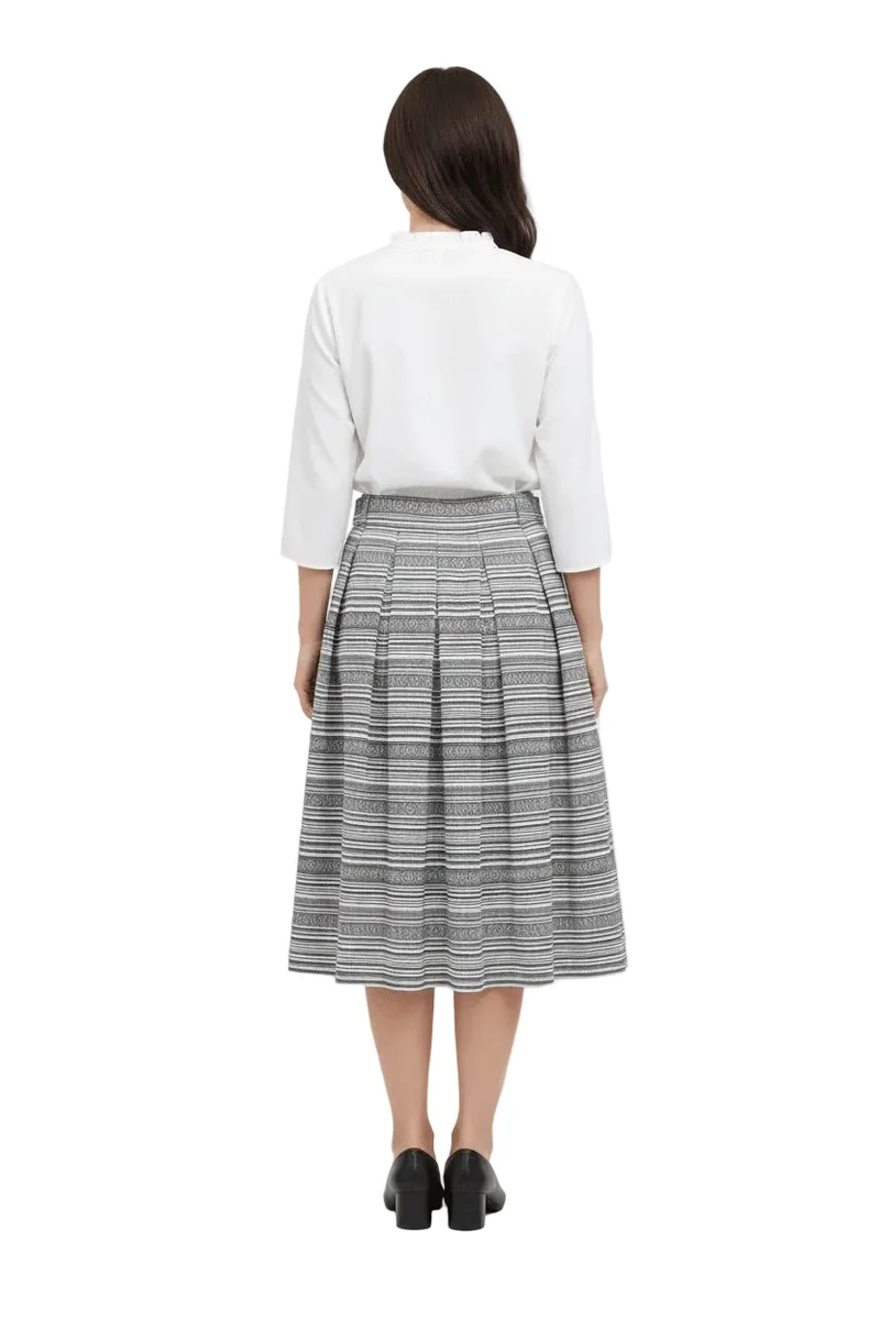 Quergestreifter Jacquard-Rock mit Kellerfalten
