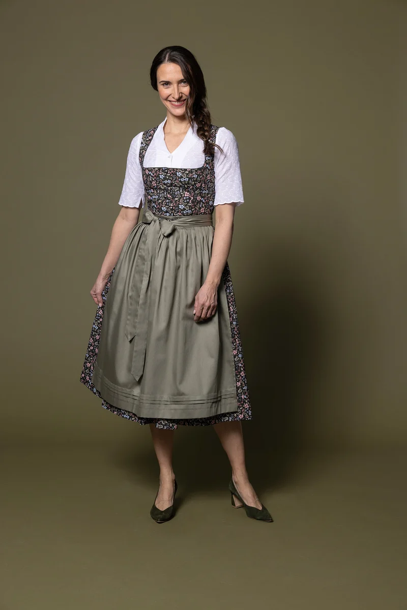 Dirndlbluse mit Stehkragen