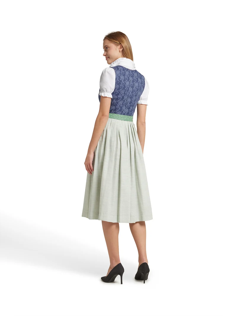 Traditionelle Dirndlbluse mit Rüschen und Puffärme