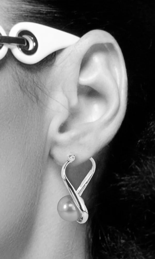 LUISIA® Geschwungene Ohrringe "Liora" mit Premium Perle - Silber / Light Grey Pearl