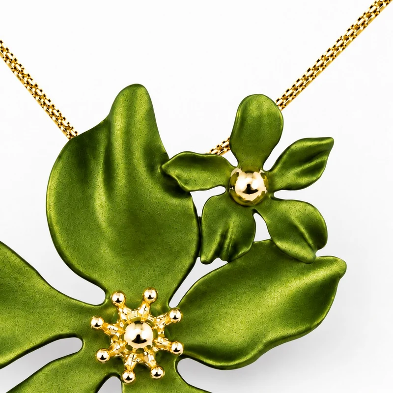 LUISIA® Halskette "Nelia" mit Blumen - 16 Karat vergoldet | Olivgrün