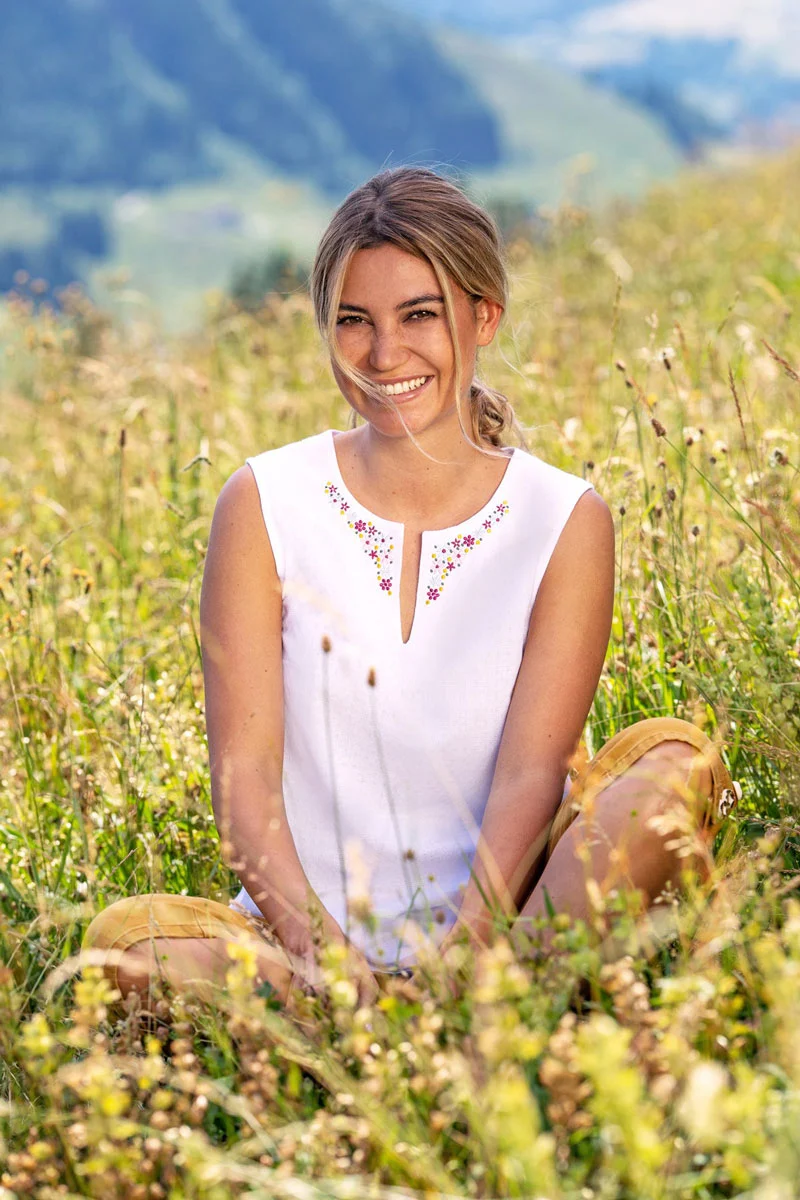 Piz Palü Damen Bluse "Bachhagel" Ärmellos mit Blumenstickerei | Weiß